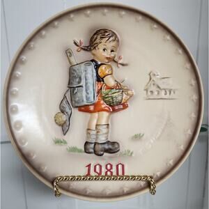1980 Goebel Hummel Annual Plate Hum 273 Girl with Backpack & Doll Germany